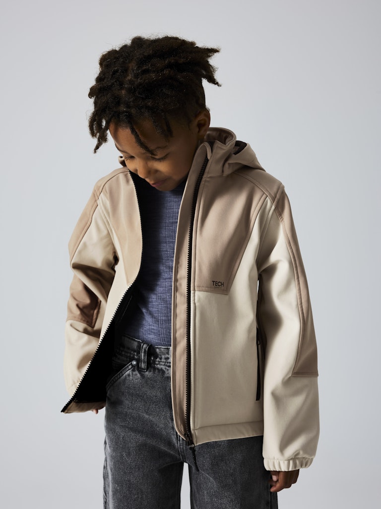 Beige snygg softshell jacka till pojke och flicka. Vattentät höst jacka från Name it. Sportig jacka.
NKNALFA08 SOFTSHELL JACKET BLOCK FO
13241287