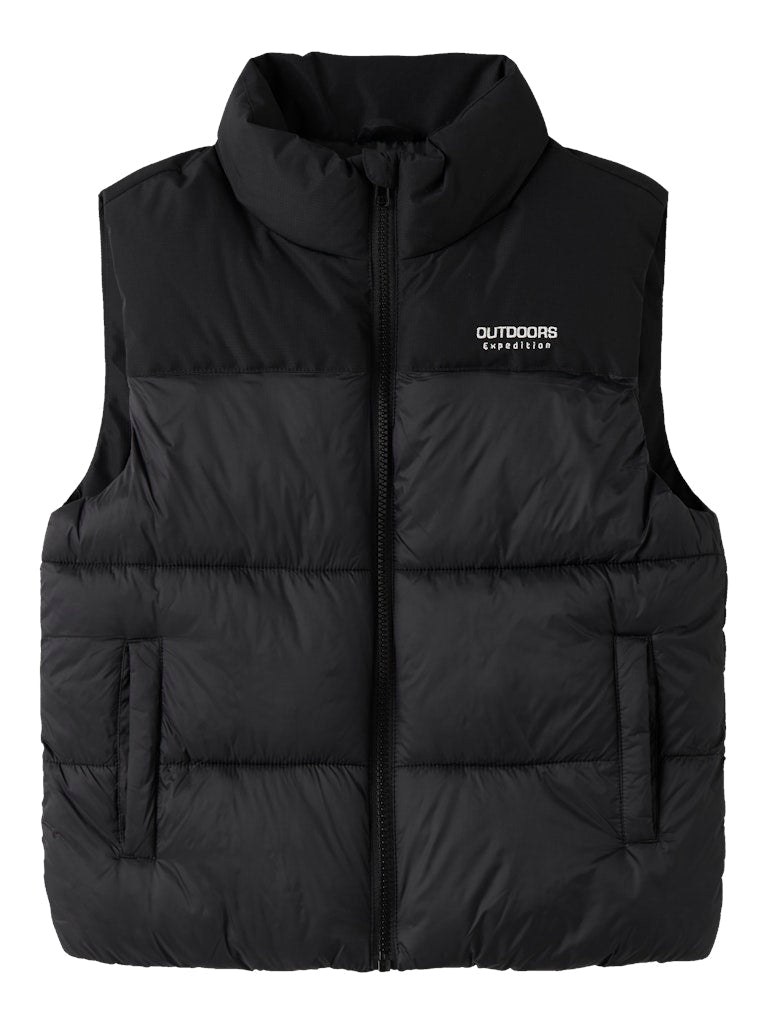 Svart täck väst till kille. Snygg varm täckväst perfekt för fina höstdagar till din pojke.
NKMMOLE VEST PB
13241677