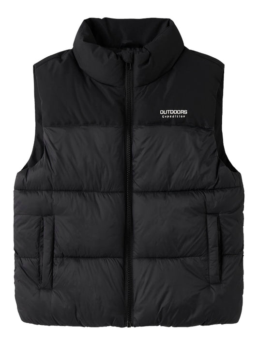 Svart täck väst till kille. Snygg varm täckväst perfekt för fina höstdagar till din pojke.
NKMMOLE VEST PB
13241677