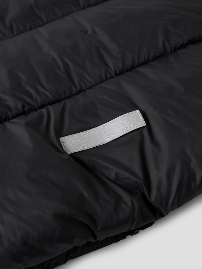 Svart täck väst till kille. Snygg varm täckväst perfekt för fina höstdagar till din pojke.
NKMMOLE VEST PB
13241677