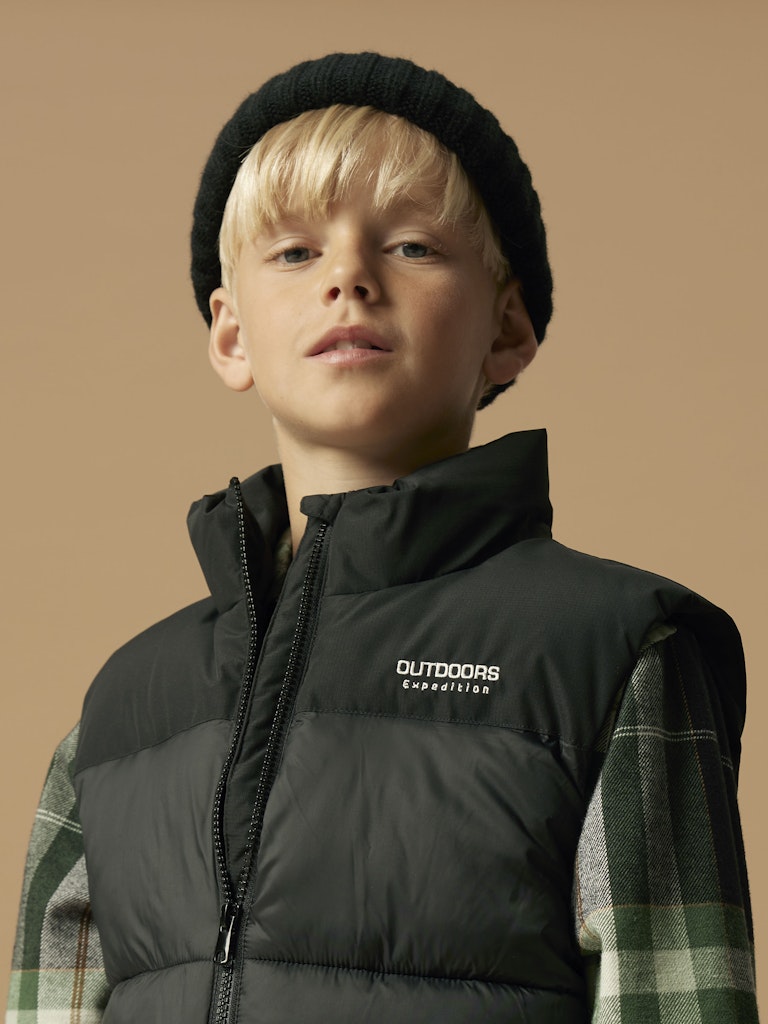 Svart täck väst till kille. Snygg varm täckväst perfekt för fina höstdagar till din pojke.
NKMMOLE VEST PB
13241677