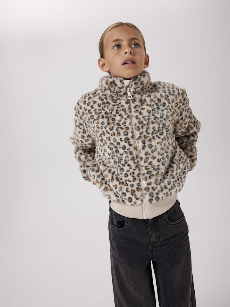 Leopard mönstrad päls jacka till tjej. Ge din flicka höstens coolaste barn jacka från Name it.
NKFMILA JACKET PB
13241679