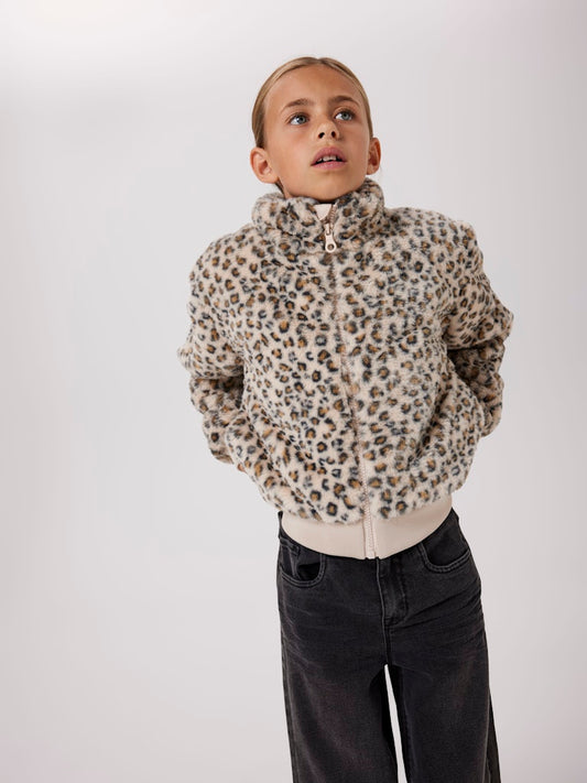 Leopard mönstrad päls jacka till tjej. Ge din flicka höstens coolaste barn jacka från Name it.
NKFMILA JACKET PB
13241679