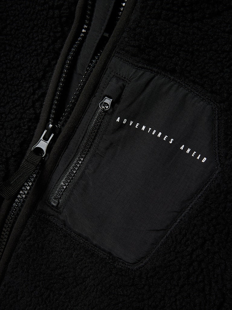 Svart teddy jacka till tjej och kille. Fleece jacka, windstopper från Name it.
NKNMATTIA SHERPA JACKET PB
13241683