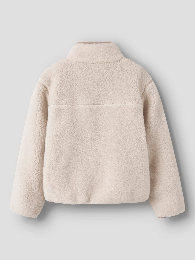 Beige, vit teddy jacka till tjej och kille. Fleece jacka, windstopper från Name it.
NKNMATTIA SHERPA JACKET PB
13241683