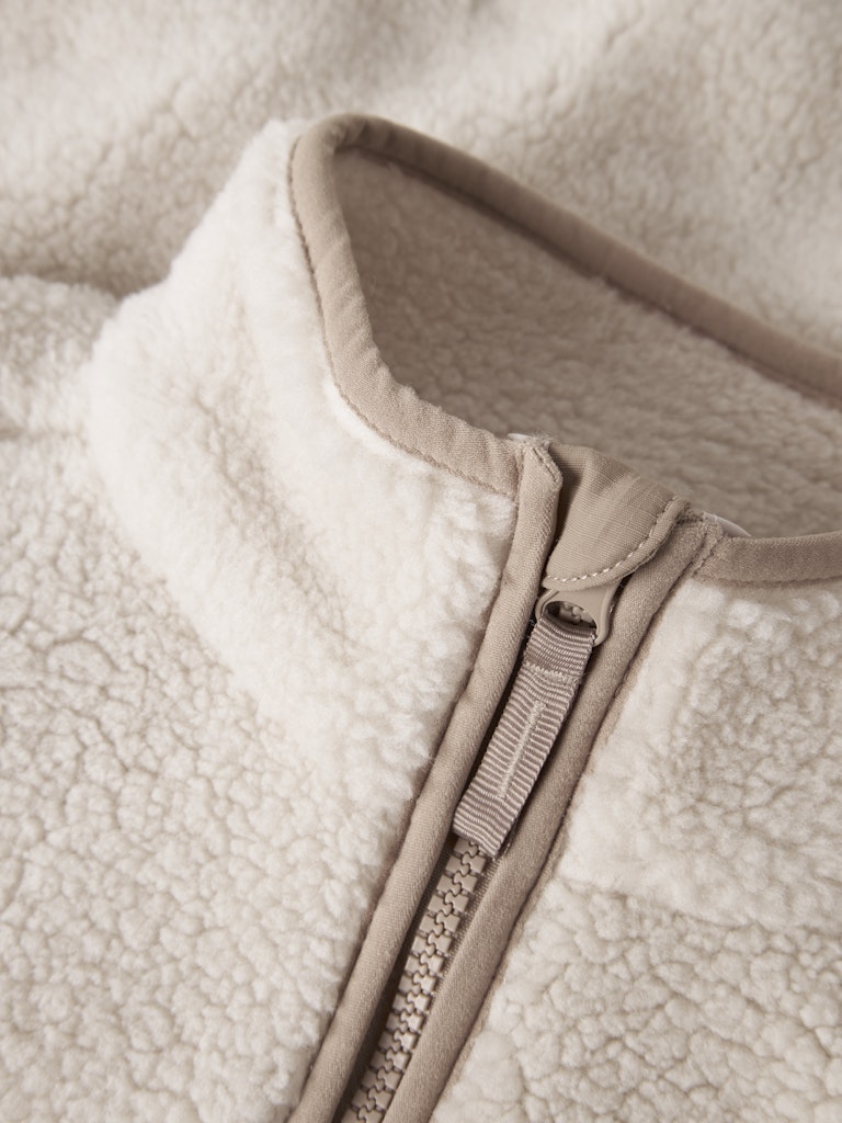 Beige, vit teddy jacka till tjej och kille. Fleece jacka, windstopper från Name it.
NKNMATTIA SHERPA JACKET PB
13241683