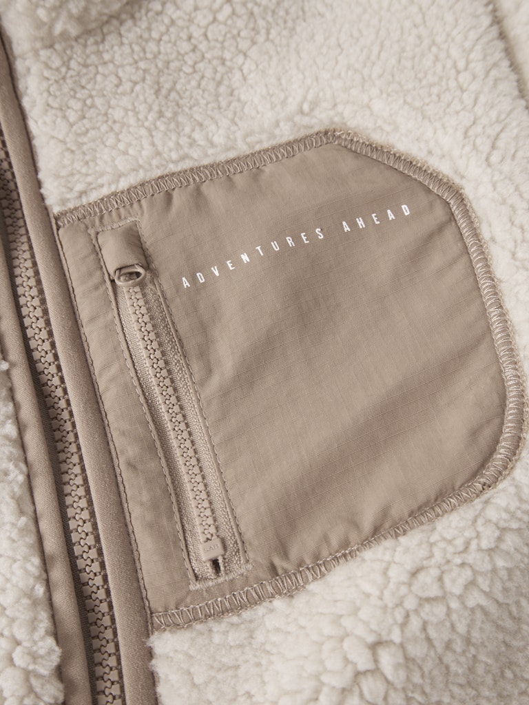 Beige, vit teddy jacka till tjej och kille. Fleece jacka, windstopper från Name it.
NKNMATTIA SHERPA JACKET PB
13241683