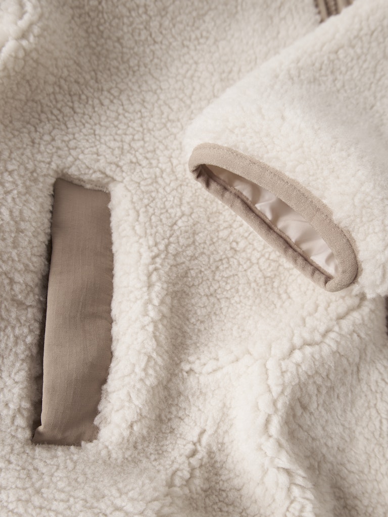 Beige, vit teddy jacka till tjej och kille. Fleece jacka, windstopper från Name it.
NKNMATTIA SHERPA JACKET PB
13241683