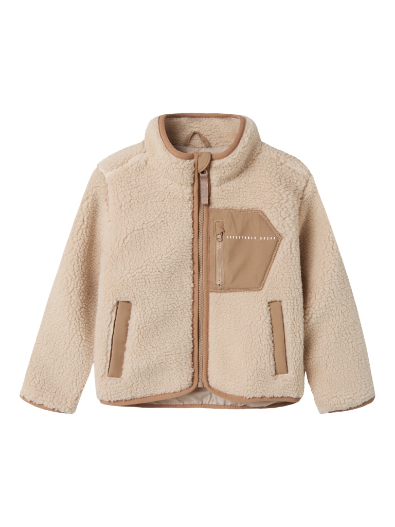 Beige, vit teddy jacka till flicka och pojke. Fleecejacka med dragkedja, fina detaljer och cool windstopper.
NMNMATTIA SHERPA JACKET PB
13241757