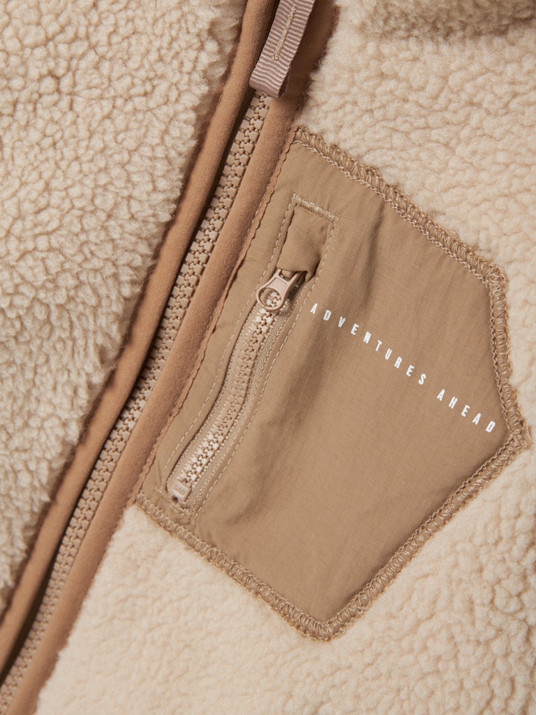 Beige, vit teddy jacka till flicka och pojke. Fleecejacka med dragkedja, fina detaljer och cool windstopper.
NMNMATTIA SHERPA JACKET PB
13241757