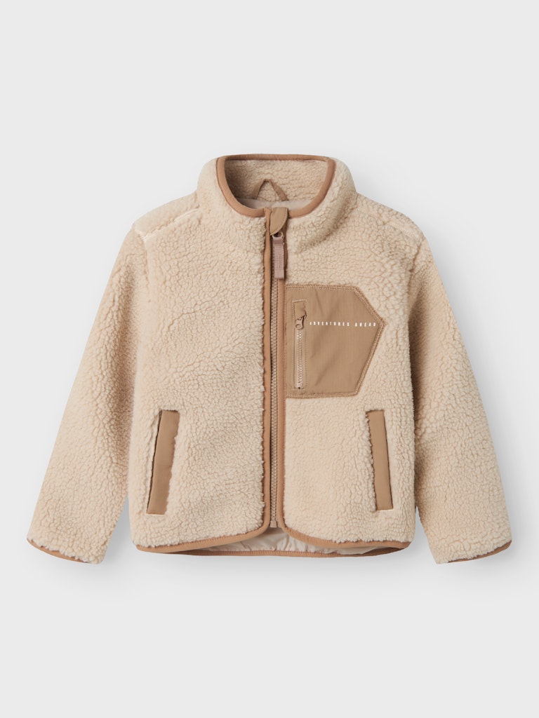 Beige, vit teddy jacka till flicka och pojke. Fleecejacka med dragkedja, fina detaljer och cool windstopper.
NMNMATTIA SHERPA JACKET PB
13241757