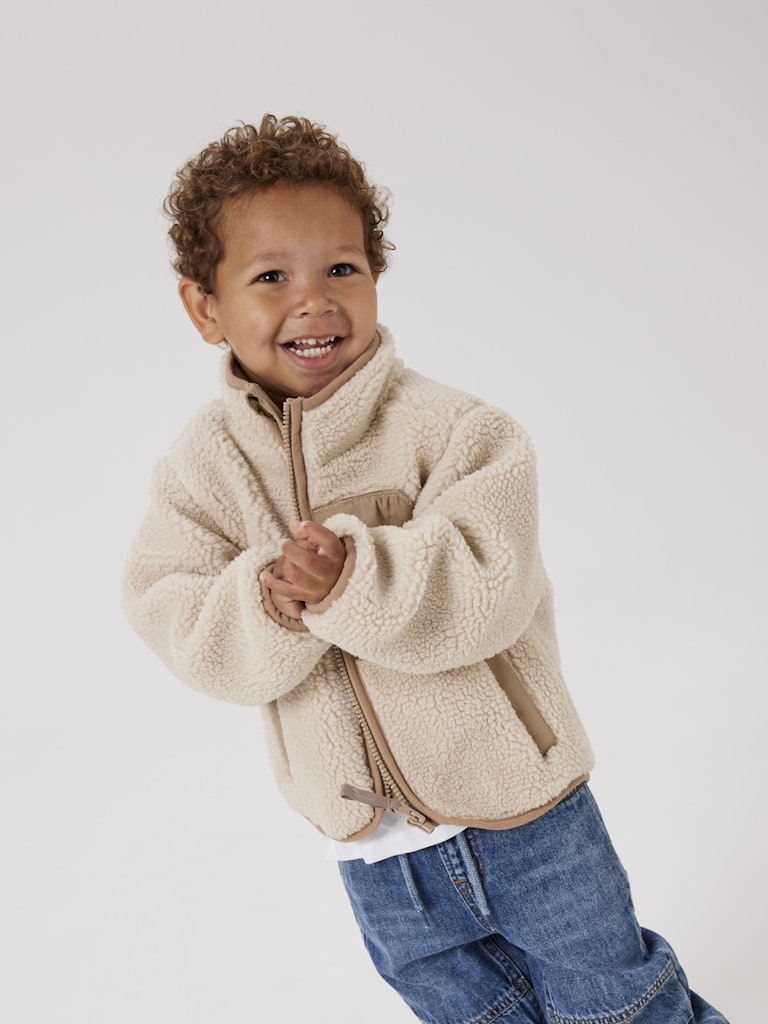 Beige, vit teddy jacka till flicka och pojke. Fleecejacka med dragkedja, fina detaljer och cool windstopper.
NMNMATTIA SHERPA JACKET PB
13241757