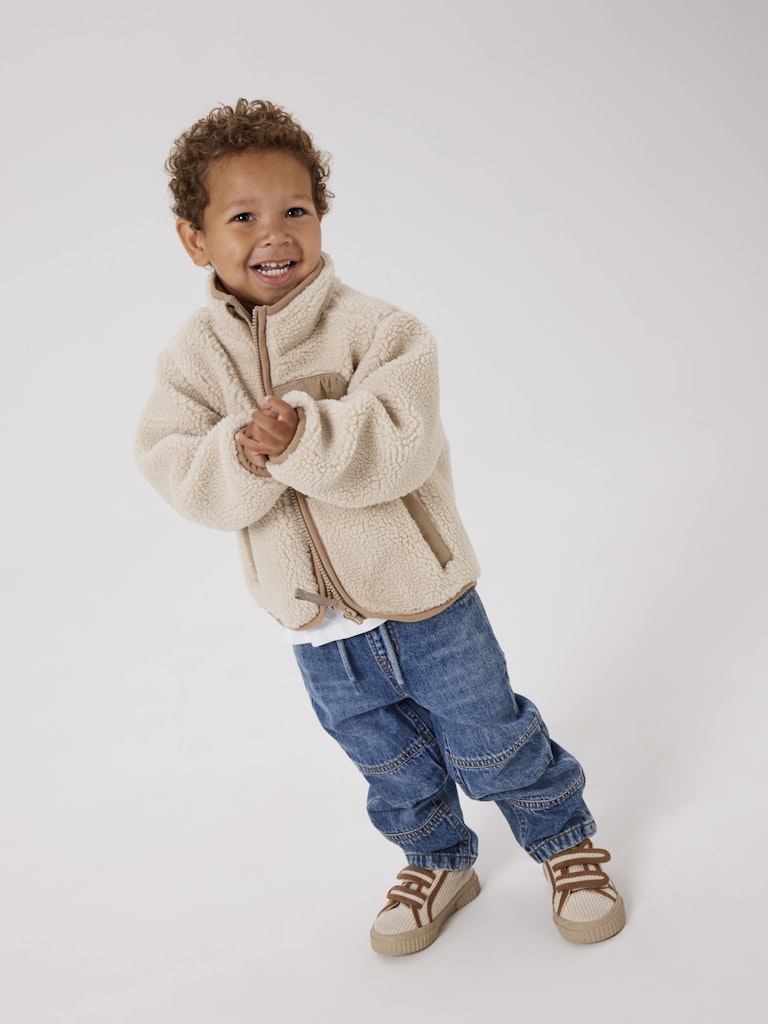 Beige, vit teddy jacka till flicka och pojke. Fleecejacka med dragkedja, fina detaljer och cool windstopper.
NMNMATTIA SHERPA JACKET PB
13241757