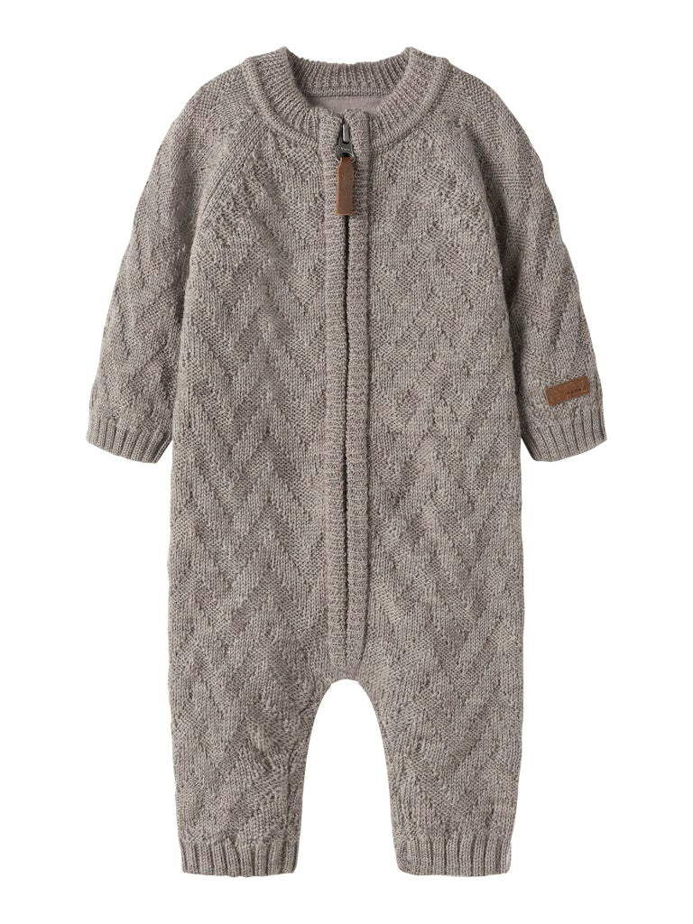 Beige stickad baby overall till flicka och pojke. Ull overall i merino ull till bebis. Neutral, unisex overall.
NBNWRUNI WOOL LS KNIT SUIT
13228891