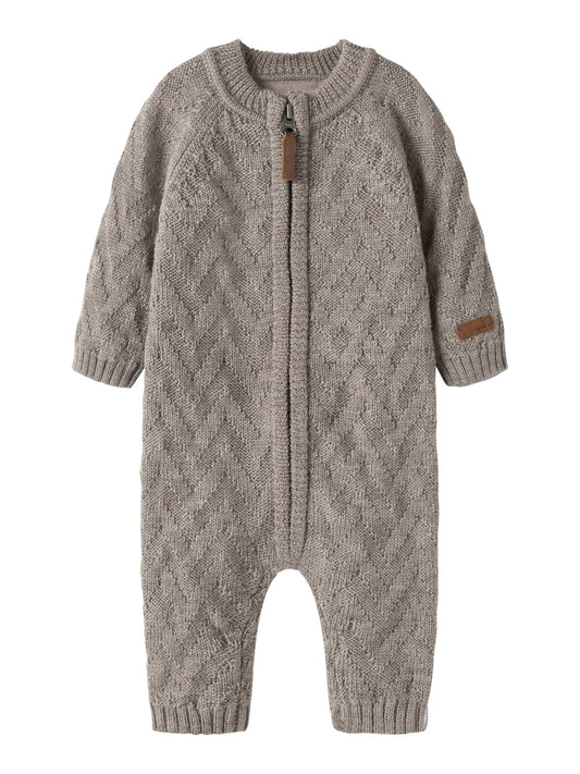 Beige stickad baby overall till flicka och pojke. Ull overall i merino ull till bebis. Neutral, unisex overall.
NBNWRUNI WOOL LS KNIT SUIT
13228891