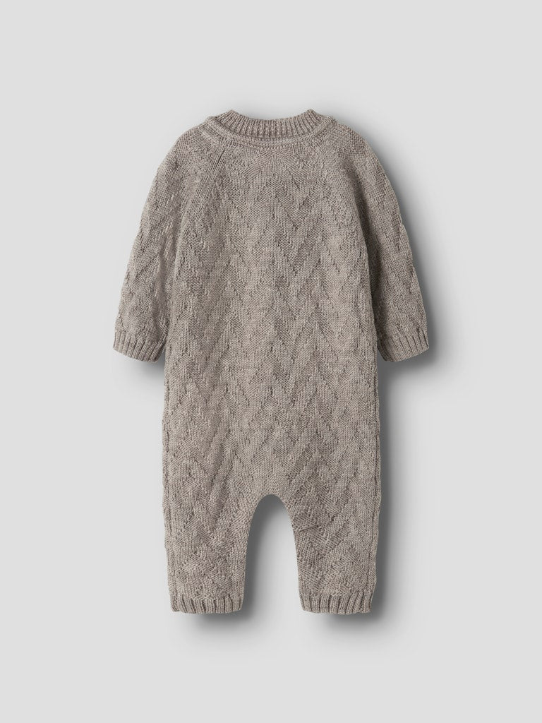 Beige stickad baby overall till flicka och pojke. Ull overall i merino ull till bebis. Neutral, unisex overall.
NBNWRUNI WOOL LS KNIT SUIT
13228891
