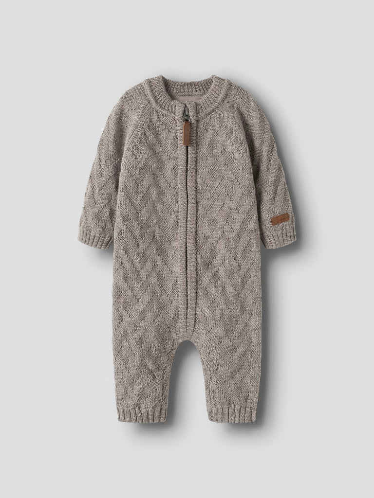Beige stickad baby overall till flicka och pojke. Ull overall i merino ull till bebis. Neutral, unisex overall.
NBNWRUNI WOOL LS KNIT SUIT
13228891