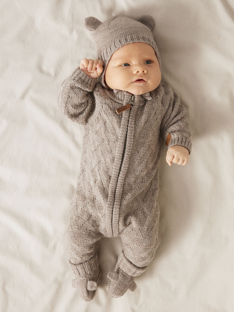 Beige stickad baby overall till flicka och pojke. Ull overall i merino ull till bebis. Neutral, unisex overall.
NBNWRUNI WOOL LS KNIT SUIT
13228891