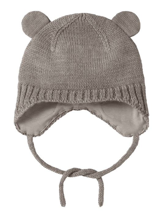 Grå baby mössa med små öron. Söt ull mössa till bebis pojke och flicka. Stickad gullig merino ull mössa med knyte under hakan.
NBNWRUNI WOOL KNIT HAT
13228888