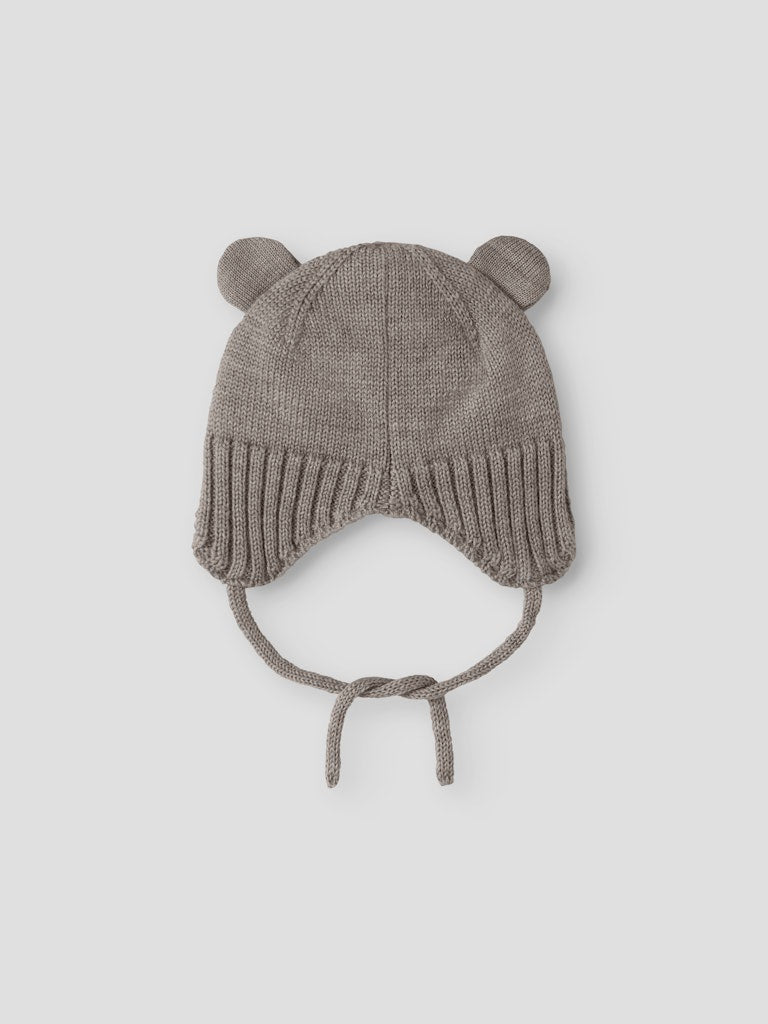 Grå baby mössa med små öron. Söt ull mössa till bebis pojke och flicka. Stickad gullig merino ull mössa med knyte under hakan.
NBNWRUNI WOOL KNIT HAT
13228888
