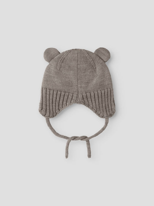Grå baby mössa med små öron. Söt ull mössa till bebis pojke och flicka. Stickad gullig merino ull mössa med knyte under hakan.
NBNWRUNI WOOL KNIT HAT
13228888