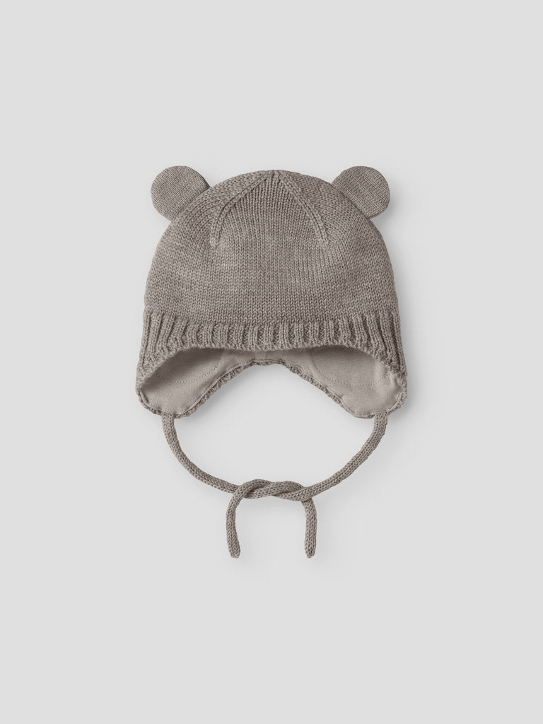 Grå baby mössa med små öron. Söt ull mössa till bebis pojke och flicka. Stickad gullig merino ull mössa med knyte under hakan.
NBNWRUNI WOOL KNIT HAT
13228888