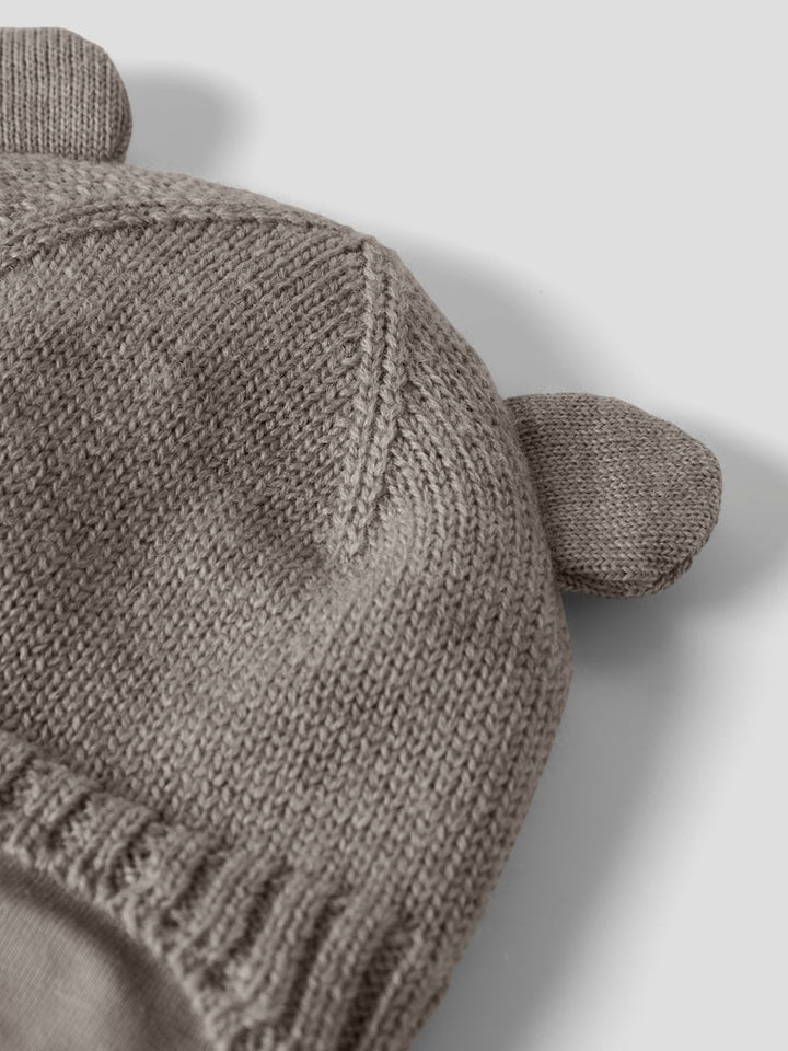 Grå baby mössa med små öron. Söt ull mössa till bebis pojke och flicka. Stickad gullig merino ull mössa med knyte under hakan.
NBNWRUNI WOOL KNIT HAT
13228888