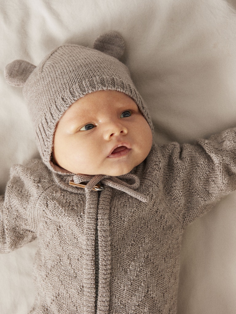 Grå baby mössa med små öron. Söt ull mössa till bebis pojke och flicka. Stickad gullig merino ull mössa med knyte under hakan.
NBNWRUNI WOOL KNIT HAT
13228888