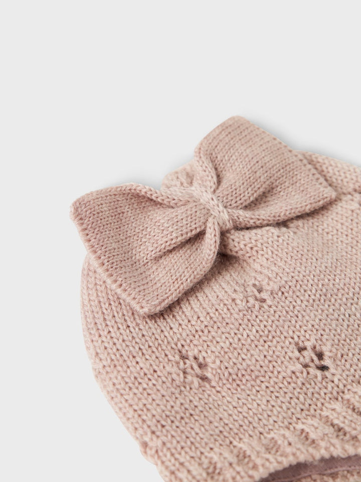Rosa stickad baby mössa till flicka med stor rosett på ena sidan. Hjälm vinter mössa till bebis.
NBFWRILLA BOW WOOL KNIT HAT
13242112
