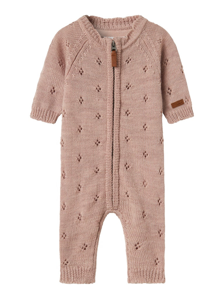 Rosa stickad baby overall till bebis flicka. Söt och gullig ulloverall.
NBFWRILLA WOOL LS KNIT SUIT
13228391