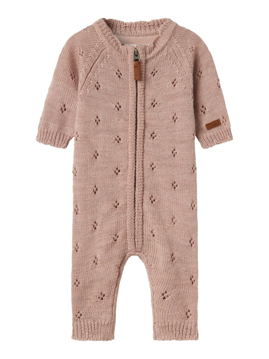 Rosa stickad baby overall till bebis flicka. Söt och gullig ulloverall.
NBFWRILLA WOOL LS KNIT SUIT
13228391
