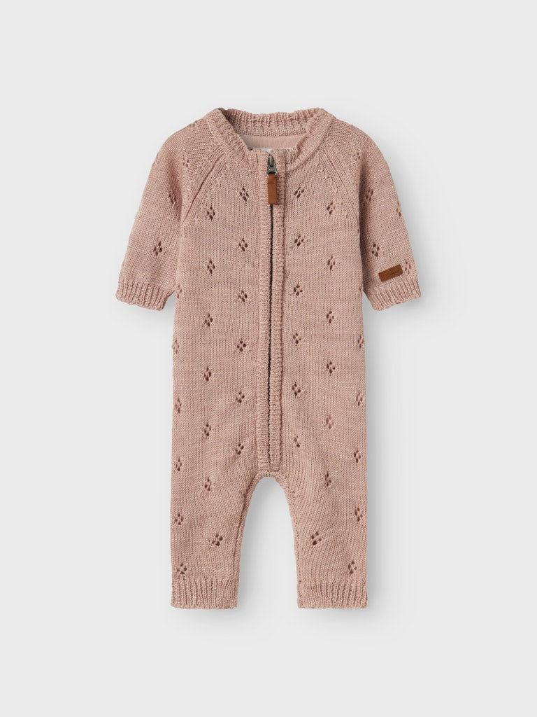 Rosa stickad baby overall till bebis flicka. Söt och gullig ulloverall.
NBFWRILLA WOOL LS KNIT SUIT
13228391