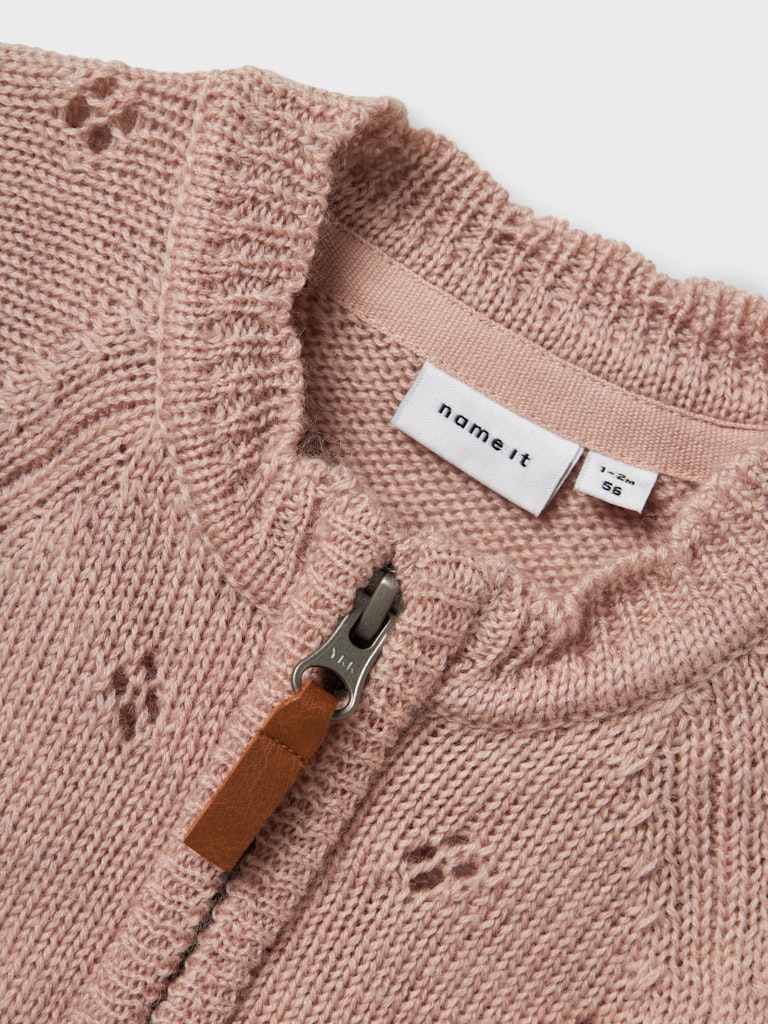 Rosa stickad baby overall till bebis flicka. Söt och gullig ulloverall.
NBFWRILLA WOOL LS KNIT SUIT
13228391