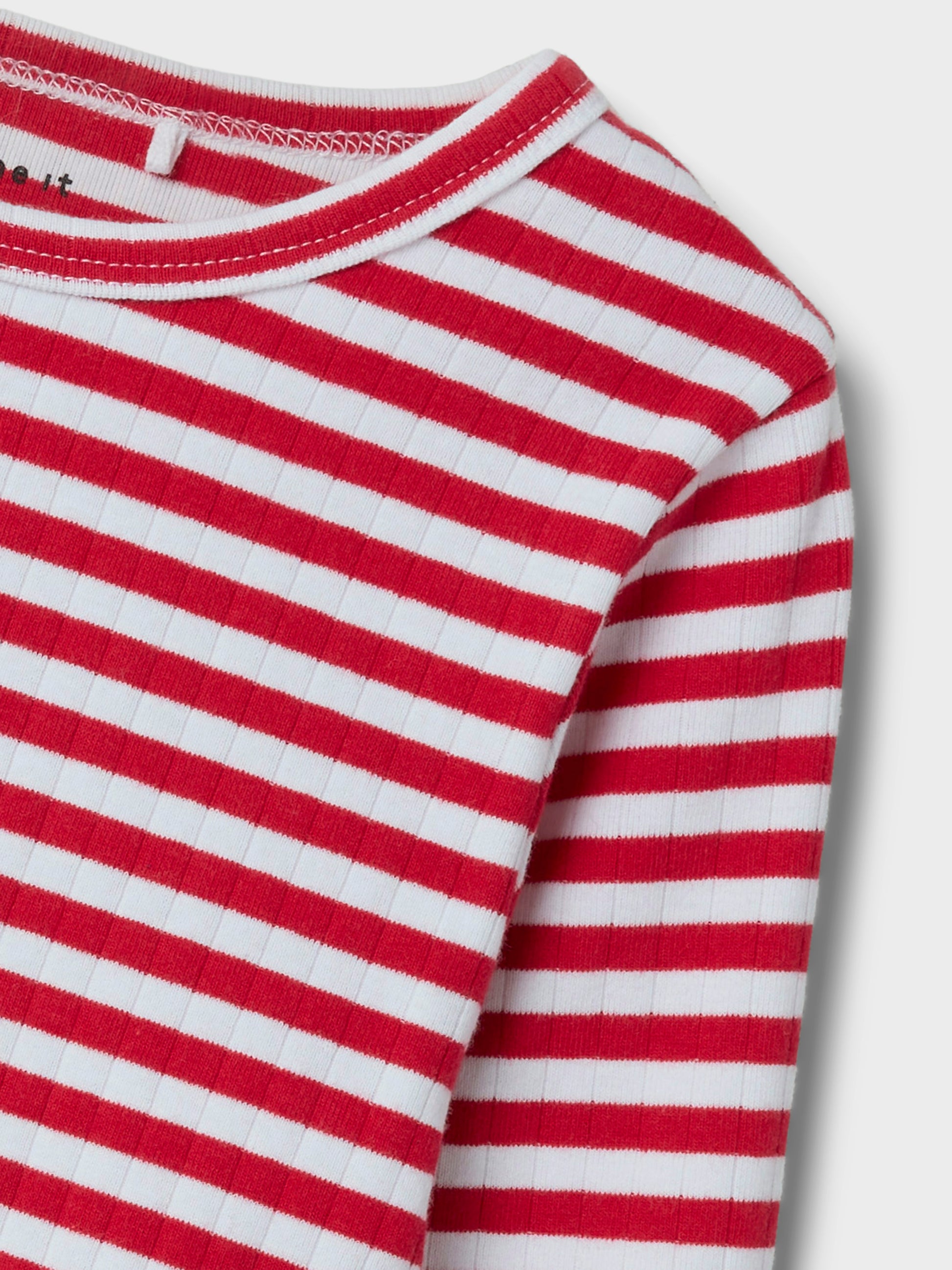 Röd vit randig ribbad bas tröja till tjej. Långärmad topp till flicka i rött och vitt från Name it.
NKFSURAJA XSL LS TOP NOOS
13221091