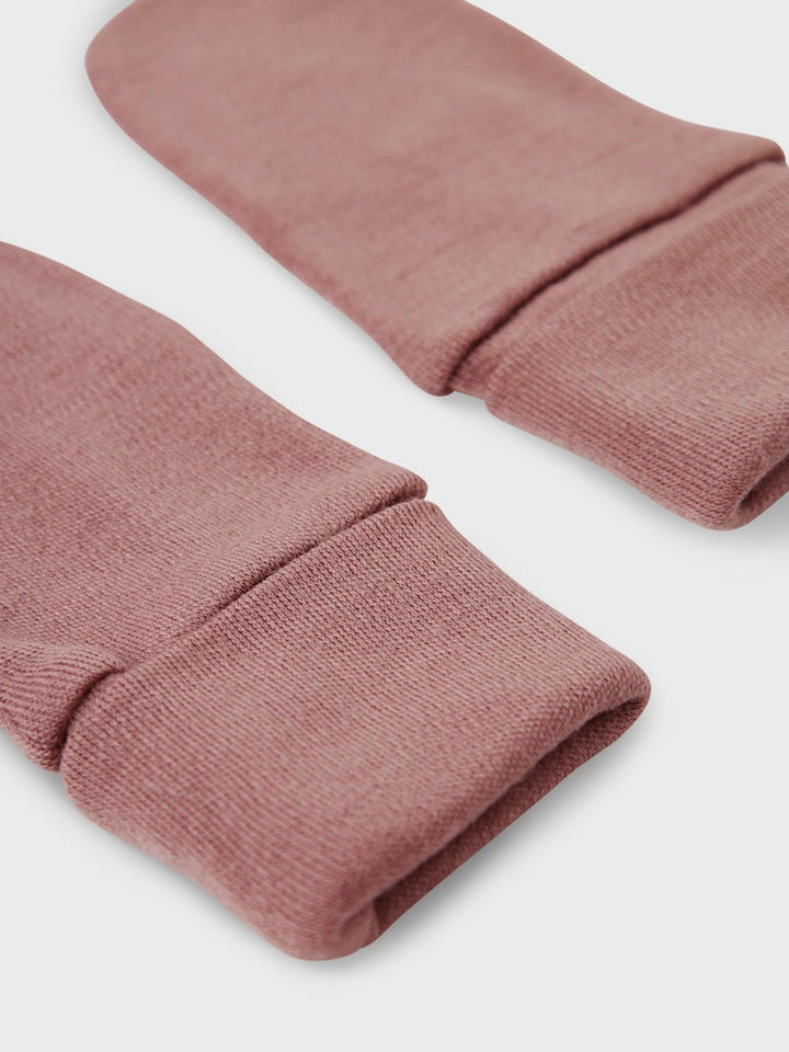 Rosa ullvantar. tunna tumme vantar i ull, merinoull från Name it. 
NMFWILLIT WOOL MITTENS W/THUMB
13228464