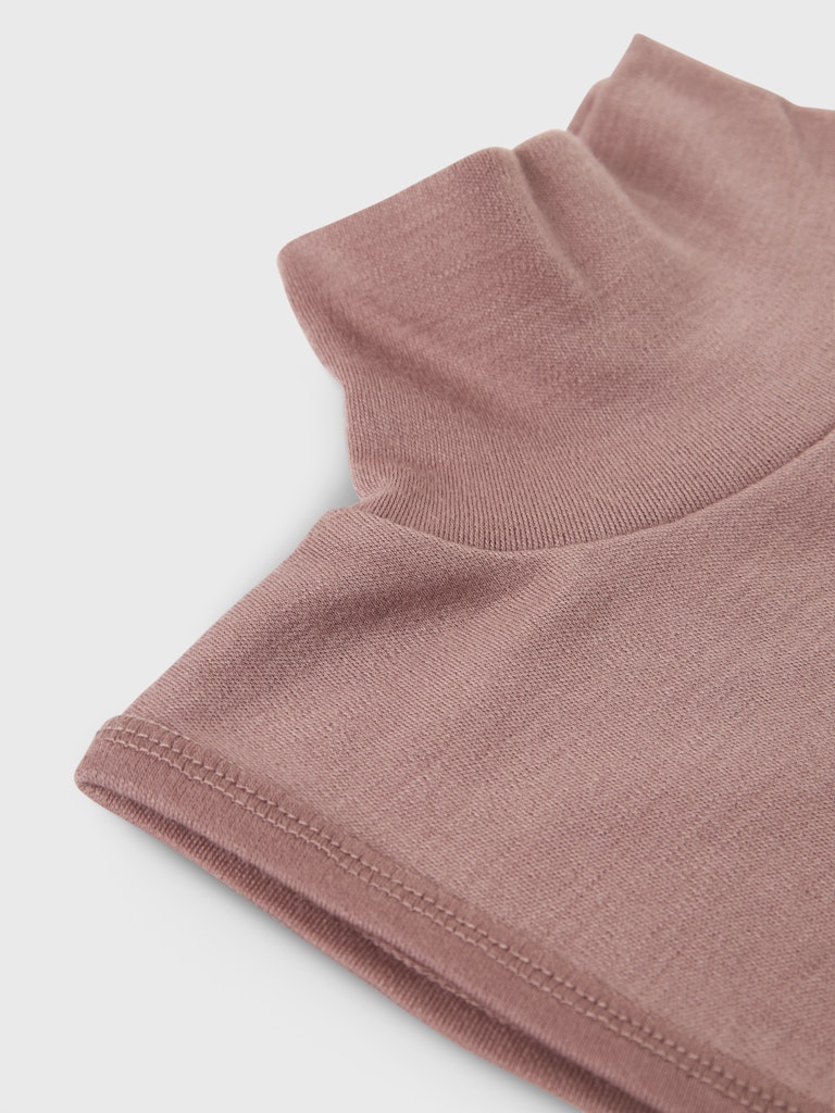 Rosa ull krage i merinoull till flicka. Underställ halskrage från Name it.
NMFWILLIT WOOL NECKWARMER
13228465