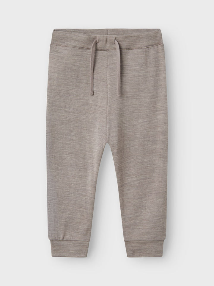 Grå underställs byxa i merino ull. Varm, lite tjockare mys byxor till pojke och flicka, perfekt som lager2 eller som vanlig joggers på förskolan.
NMMWESSO WOOL SWE PANT
13229041 