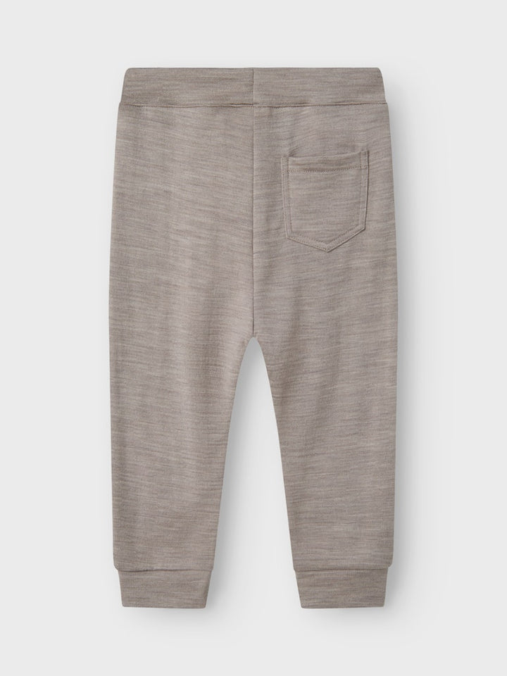 Grå underställs byxa i merino ull. Varm, lite tjockare mys byxor till pojke och flicka, perfekt som lager2 eller som vanlig joggers på förskolan.
NMMWESSO WOOL SWE PANT
13229041 