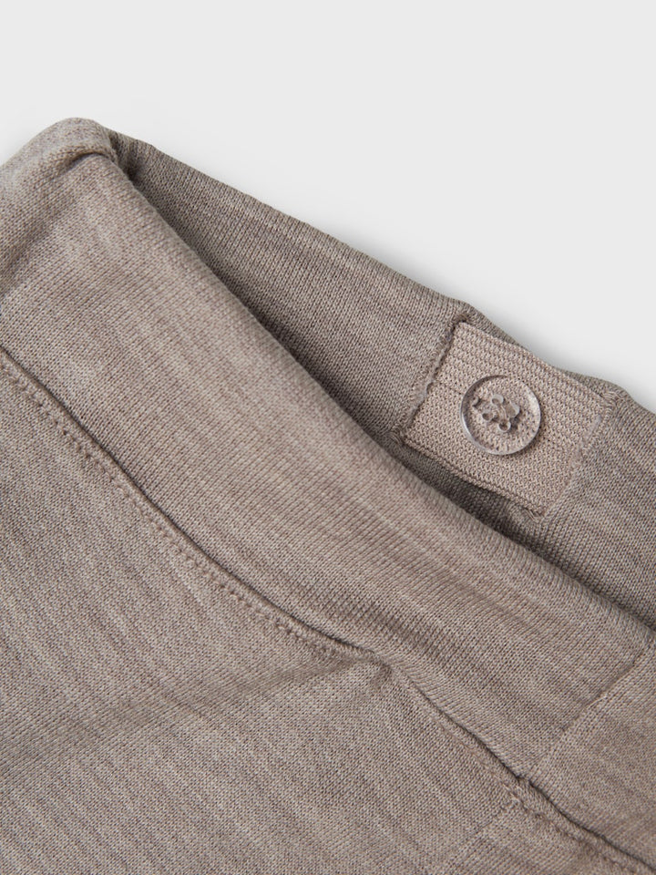 Grå underställs byxa i merino ull. Varm, lite tjockare mys byxor till pojke och flicka, perfekt som lager2 eller som vanlig joggers på förskolan.
NMMWESSO WOOL SWE PANT
13229041 