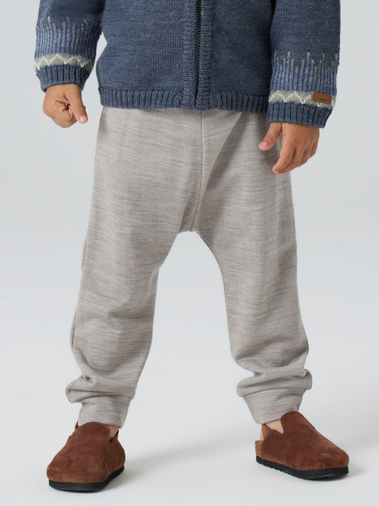 Grå underställs byxa i merino ull. Varm, lite tjockare mys byxor till pojke och flicka, perfekt som lager2 eller som vanlig joggers på förskolan.
NMMWESSO WOOL SWE PANT
13229041 