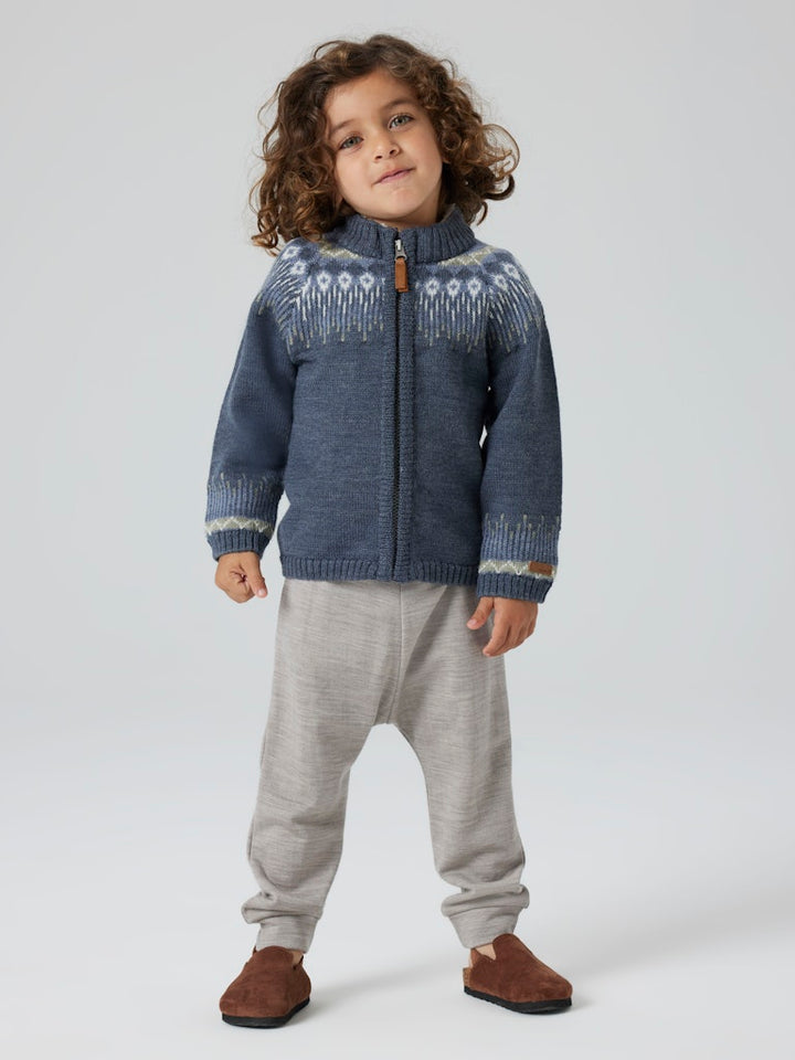 Grå underställs byxa i merino ull. Varm, lite tjockare mys byxor till pojke och flicka, perfekt som lager2 eller som vanlig joggers på förskolan.
NMMWESSO WOOL SWE PANT
13229041 