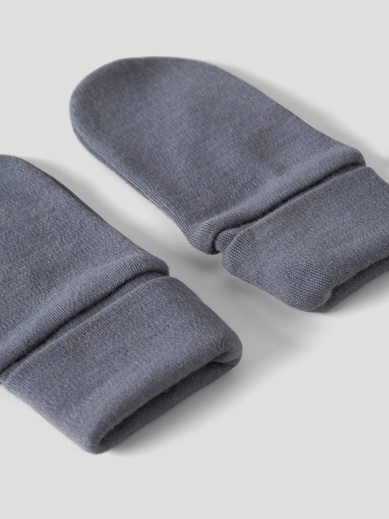 Tunn blå ull vante till pojke. Barn vantar med tumme i merino ull från Name it.
NMMWILLIT WOOL MITTENS W/THUMB
13229046