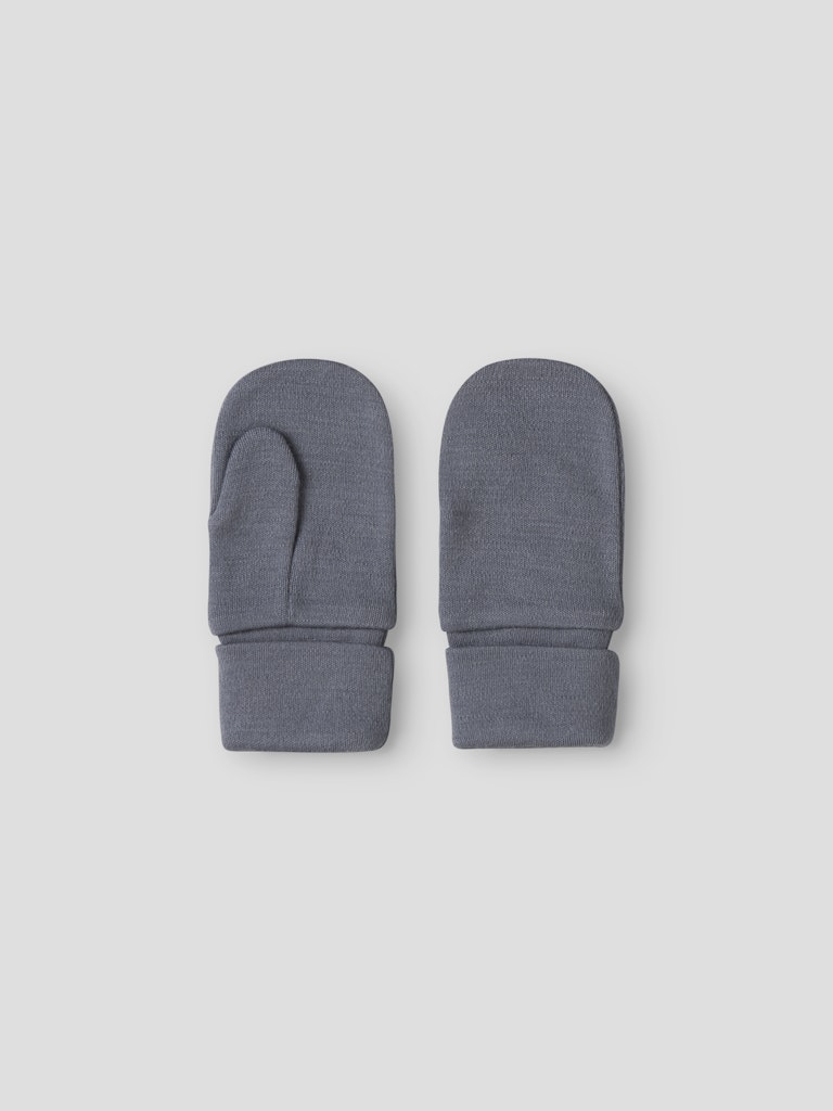 Tunn blå ull vante till pojke. Barn vantar med tumme i merino ull från Name it.
NMMWILLIT WOOL MITTENS W/THUMB
13229046
