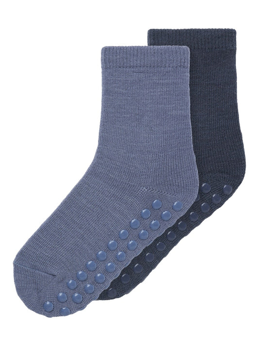Blå halkstrumpor i merino ull till pojke. Barn strumpor i ull med halkpluttar, anti slip strumpa från Name it.
NMMWAK WO/BL 2P SOCK W/NON SKID
13229073