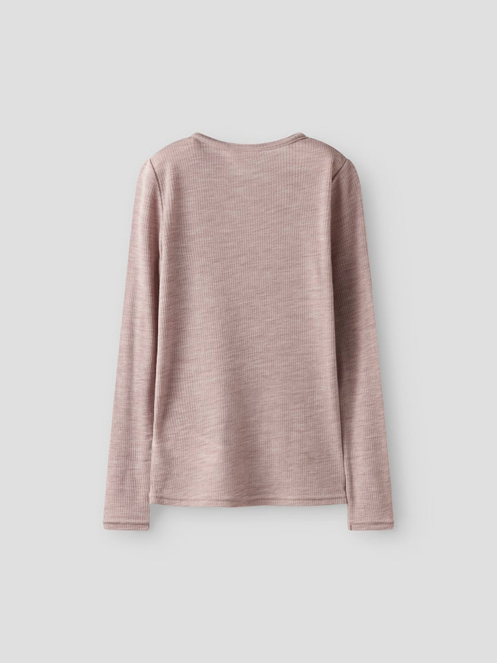 Rosa ull tröja till flicka. Merinoull när den är som bäst. Underställ till tjej från Name it. Barnkläder ull underställströja.
NKNWAX WOOL RIB LS TOP
13242139