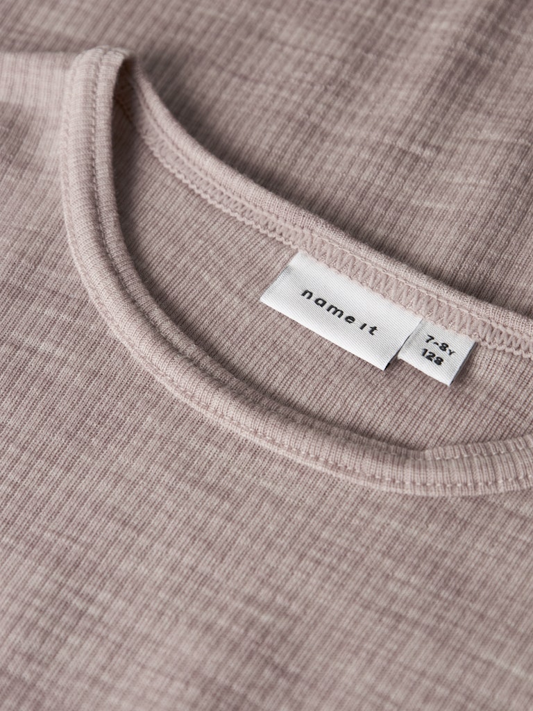 Rosa ull tröja till flicka. Merinoull när den är som bäst. Underställ till tjej från Name it. Barnkläder ull underställströja.
NKNWAX WOOL RIB LS TOP
13242139