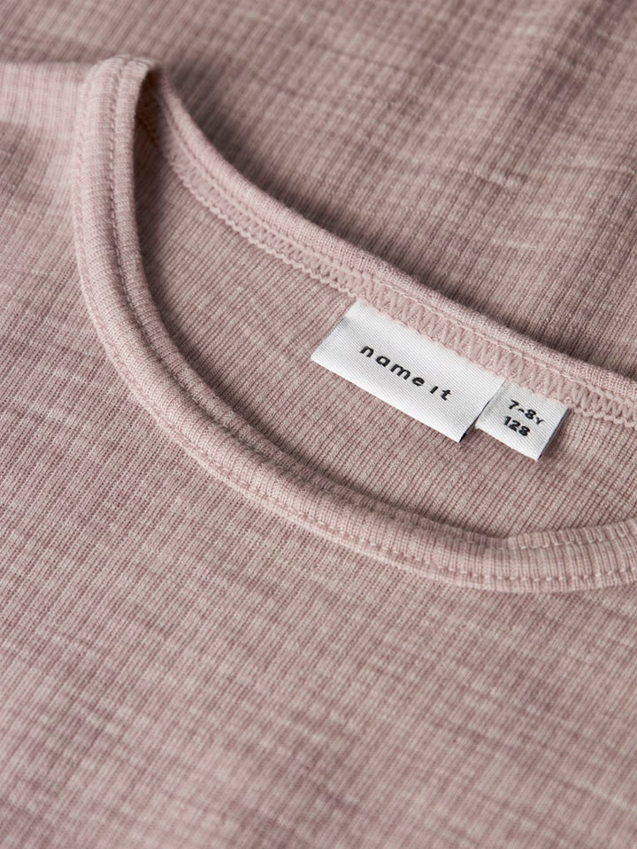 Rosa ull tröja till flicka. Merinoull när den är som bäst. Underställ till tjej från Name it. Barnkläder ull underställströja.
NKNWAX WOOL RIB LS TOP
13242139