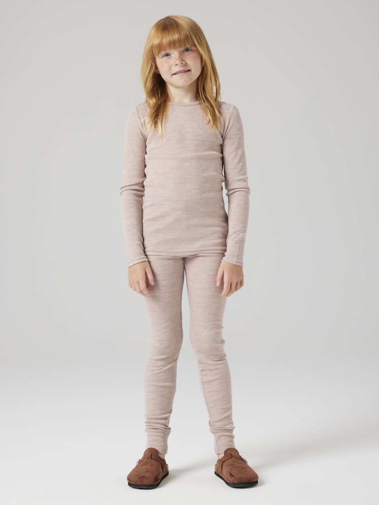 Rosa ull tröja till flicka. Merinoull när den är som bäst. Underställ till tjej från Name it. Barnkläder ull underställströja.
NKNWAX WOOL RIB LS TOP
13242139