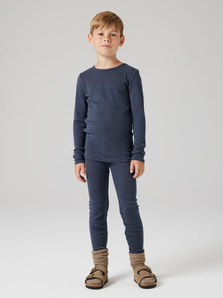 Blå ull tröja till pojke och flicka. Merinoull när den är som bäst. Underställ till tjej och kille från Name it. Barnkläder ull underställströja.
NKNWAX WOOL RIB LS TOP
13242139