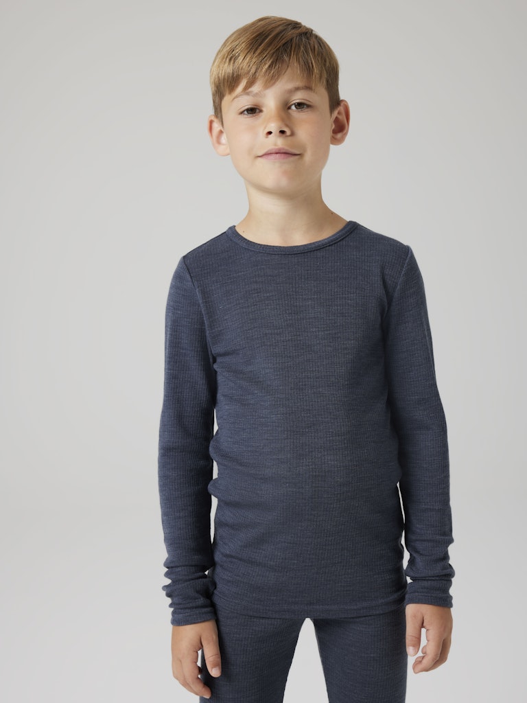 Blå ull tröja till pojke och flicka. Merinoull när den är som bäst. Underställ till tjej och kille från Name it. Barnkläder ull underställströja.
NKNWAX WOOL RIB LS TOP
13242139